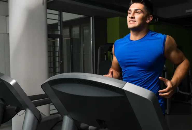 Alat fitnes mengecilkan perut buncit seperti treadmill, sepeda statis, dan kettlebell.