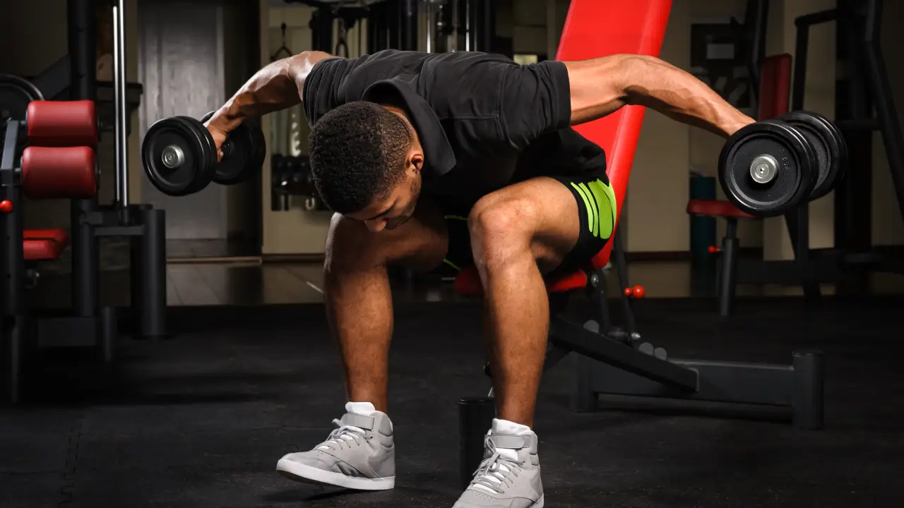 variasi latihan otot bahu Bent-Over Reverse Fly